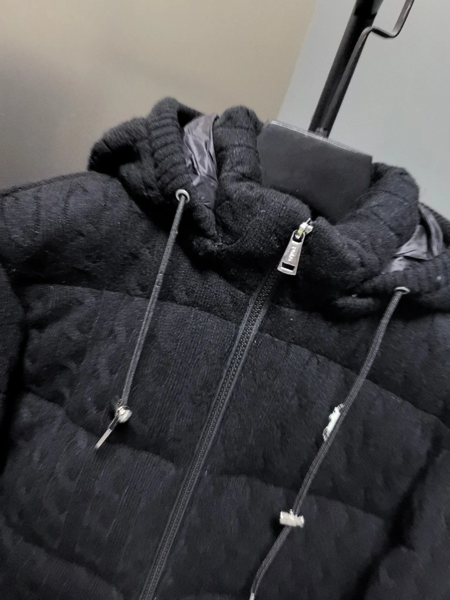 P980 Women's model The warmth of winter is within reach. 🧵 Combining classic cable knitting with warm down, Polo Ralph Lauren’s texture choice. ·: Warm winter colors, the answer to classic and style. ❄️ · Needless to say, the texture speaks for itself. Polo Ralph Lauren cable down jacket defines winter style. Color Black Khaki Size s m L xL